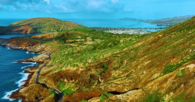 Oahu, Hawaii 'deki Koko yanardağından Honolulu şehri ve Hanauma Körfezi' nin havadan görüntüsü. Kıyıdaki kraterin yumuşak yamaçları.
