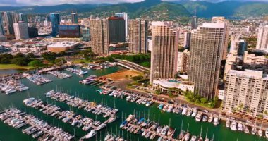Honolulu 'daki Ala Wai Boat Limanı' nın havadan görüntüsü. Şehrin şehir merkezindeki panorama 'da gökdelenler, arka planda arabalarla çevrili caddeler....