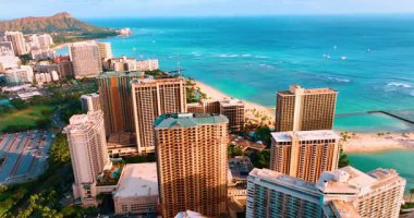 Honolulu, Hawaii rıhtımında lüks otelleri olan ünlü Waikiki plajı. Mavi okyanus suları ve arka planda Diamond Head volkanı.