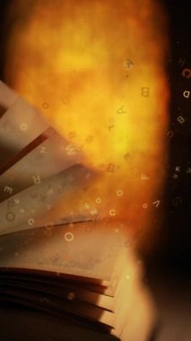 Sihirli ışık ve parlayan harflerle dolu açık bir kitap. Siyah arka planda, ahşap masada uçuyor. Döngü animasyonu. Dikey video.