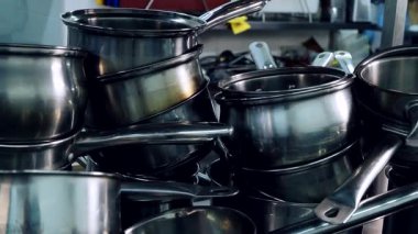 Profesyonel restoran mutfağında tencere tava. Yemek pişirmek için ekipman. Temiz, paslanmaz mutfak eşyaları. Yakın plan..