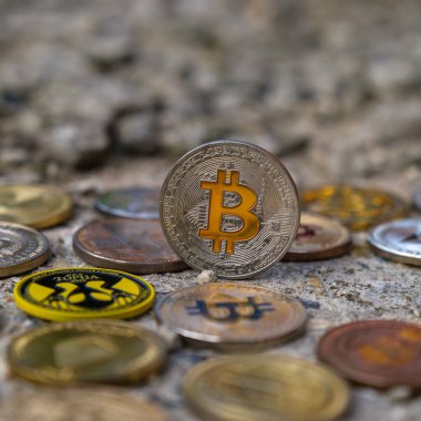 Bitcoin ve diğer paralar kripto para birimi kavramı.