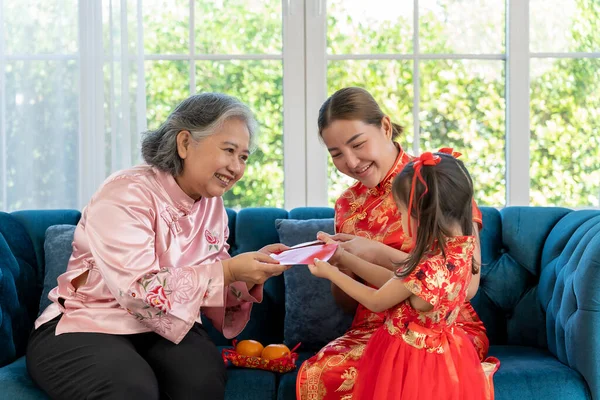Avó Asiática Dar Envelopes Vermelhos Para Sua Filha Neta Família — Fotografia de Stock
