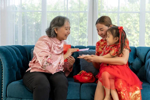 Счастливая Пожилая Женщина Сидит Диване Дочерью Внучкой Взять Банкноту Красного — стоковое фото