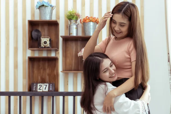 Ázsiai Fiatal Csinos Barátnője Ölelés Csókolózás Ajak Boldogsággal Együtt Hálószobában — Stock Fotó