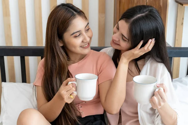 Asiático Jovem Mulher Bonita Beber Café Quente Cama Com Sua — Fotografia de Stock