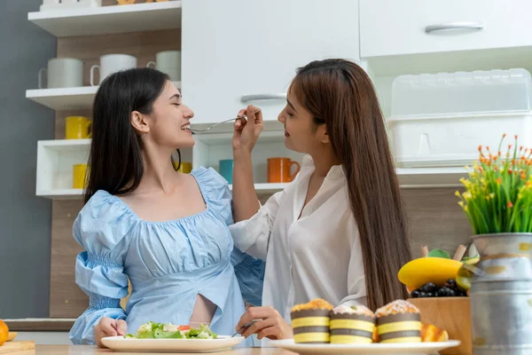 Asiático Jovem Mulher Bonita Sua Namorada Comer Refeição Com Felicidade — Fotografia de Stock