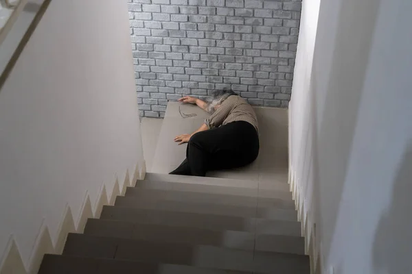 Mulher Com Cabelos Grisalhos Está Inconsciente Deitado Chão Depois Acidente — Fotografia de Stock