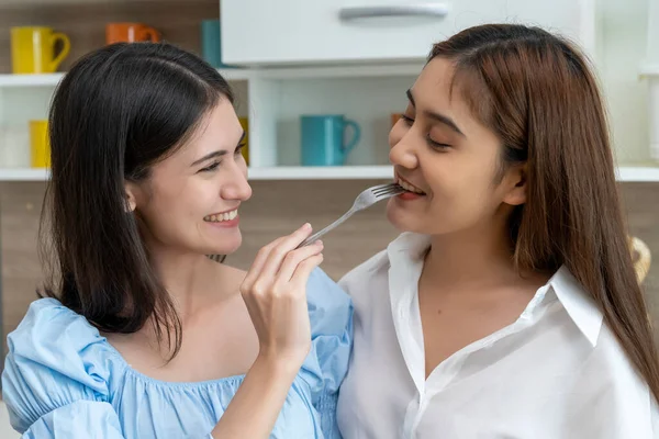 Asiático Jovem Bonita Mulher Alimentação Refeição Para Sua Namorada Com — Fotografia de Stock