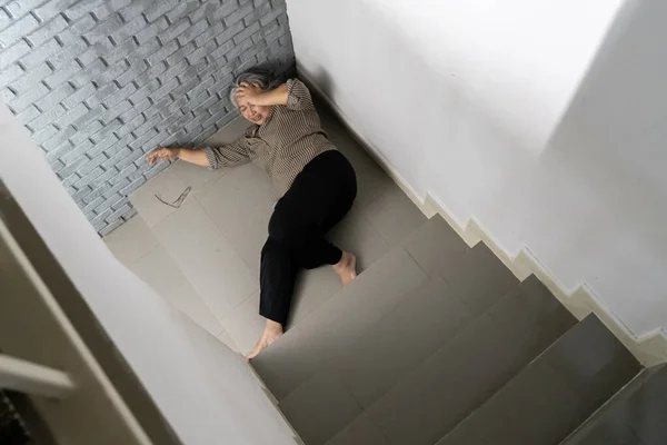 Γυναίκα Γκρίζα Μαλλιά Είναι Αναίσθητη Ξαπλωμένη Στο Πάτωμα Μετά Από — Φωτογραφία Αρχείου