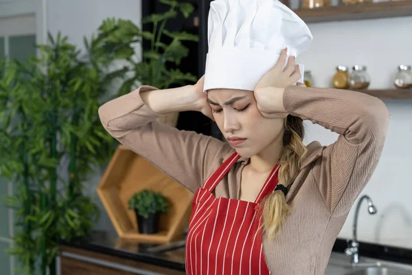 Retrato Asiática Bonita Mujer Sombrero Chef Delantal Posa Levantando Las — Foto de Stock