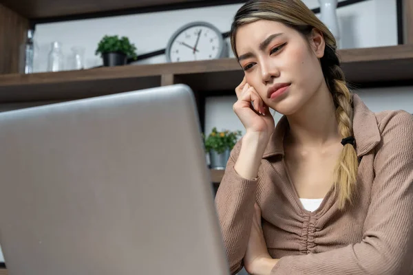 Pensativo Asiático Joven Mujer Mirando Monitor Portátil Mientras Trabaja Casa — Foto de Stock