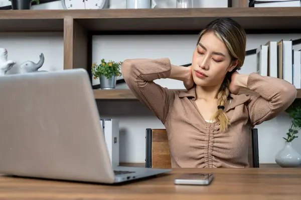 Asiática Joven Sentada Sintiendo Dolor Cabeza Cansado Trabajar Ordenador Portátil — Foto de Stock
