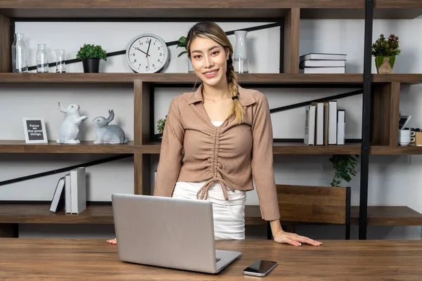 Portrait Asian Young Woman Standing Looking Forward Laptop Computer Desk — Stock Photo, Image