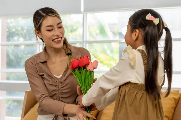 Вид Прекрасную Маленькую Девочку Приветствующую Маму Дающую Букет Цветов Тюльпанов — стоковое фото