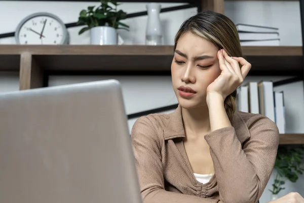 Asijské Mladé Ženy Sedí Pocit Bolesti Hlavy Unavený Práce Notebooku — Stock fotografie