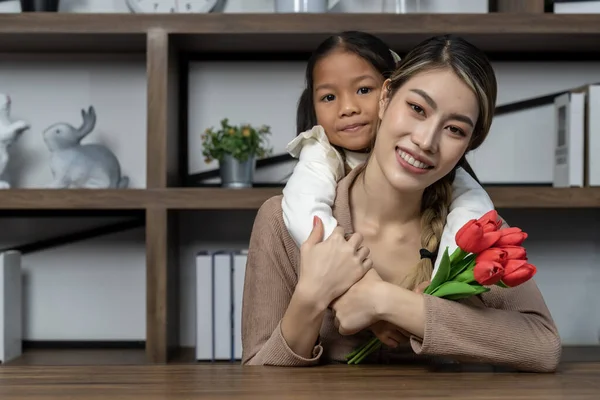 Asiatico Carino Figlia Abbraccio Dare Fiori Tulipani Sua Madre Madre — Foto Stock