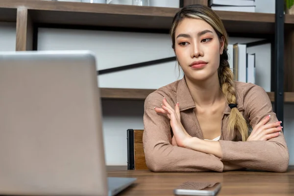 Pensativo Asiático Joven Mujer Mirando Monitor Portátil Mientras Trabaja Casa — Foto de Stock