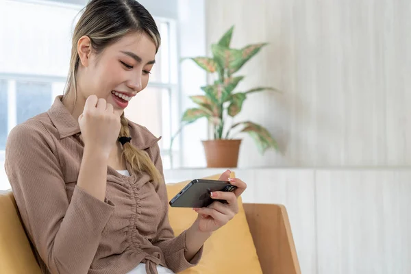 Смили Азиатская Молодая Женщина Пользуется Смартфоном Наслаждаться Игрой Свободное Время — стоковое фото