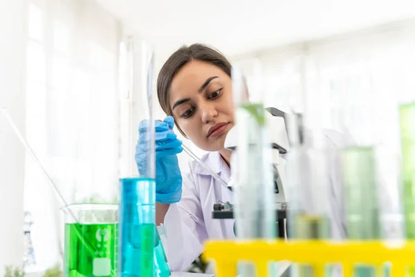 Πορτραίτο Νεαρής Γυναίκας Επιστήμονα Που Εργάζεται Δοκιμαστικό Σωλήνα Μικροσκόπιο Και — Φωτογραφία Αρχείου