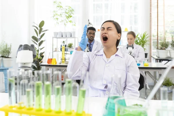Junge Wissenschaftlerin Hebt Die Hand Ihren Mund Schließen Während Sie — Stockfoto