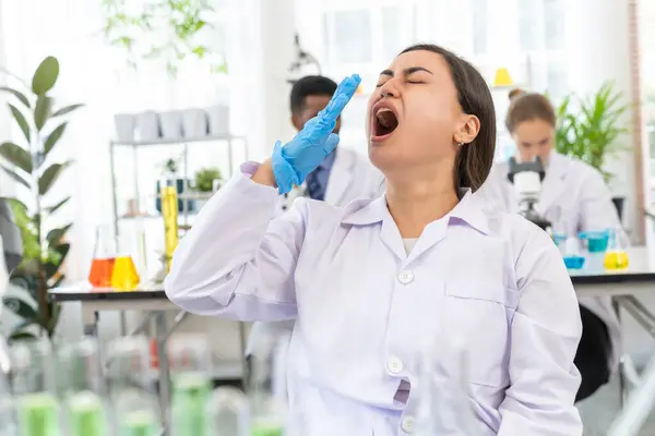 Junge Wissenschaftlerin Hebt Die Hand Ihren Mund Schließen Während Sie — Stockfoto