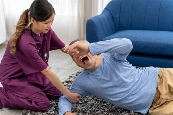 Aziatisch Senior Man Viel Vloer Met Pijn Pijn Voelen Jonge — Stockfoto