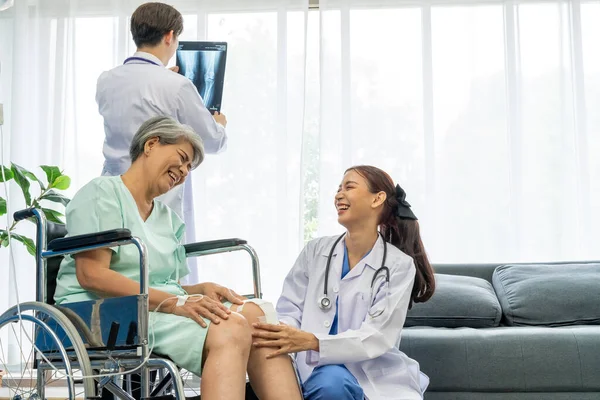 Young Medical Team Meeting Senior Patient Examination Room Hospital Young — Stock Photo, Image