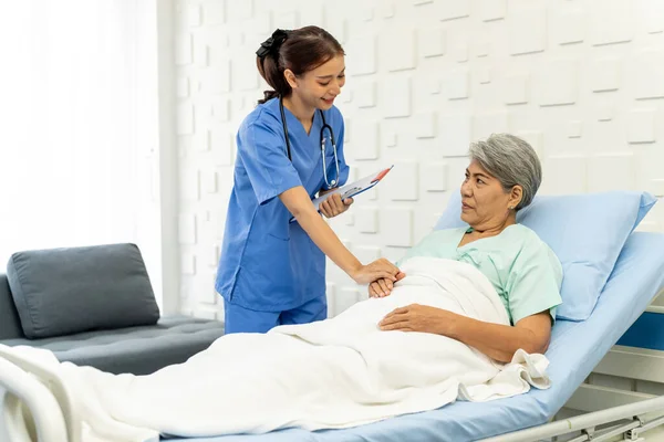 Ασιατικό Ιατρικό Προσωπικό Επισκέπτεται Γυναίκα Ασθενή Ξαπλωμένη Στο Κρεβάτι Για — Φωτογραφία Αρχείου