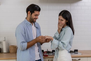 Mutfakta romantik bir sevgili, evlenme teklif eden genç yakışıklı bir adam kız arkadaşına sürpriz yapmak için bir yüzük verir, ona evde evlenme teklif eder, birlikte evlenirler.