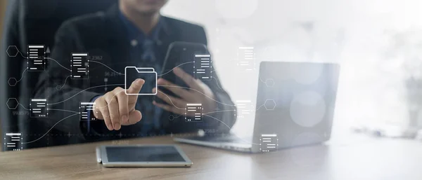 Bir yönetici ofis düzeninde dokunaklı bir jest ile iş belgelerini incelerken, tablet ve defter gibi dijital araçları entegre ederken işyerinde verimli olun. Sanal dokunuşun kolaylığını hisset.