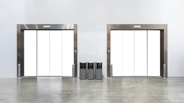 広告のための2つの大きなエレベーターのモックアップ 大きなアイテムや多くの人を輸送 あらゆる建物に最適なモダンで洗練されたデザイン — ストック写真