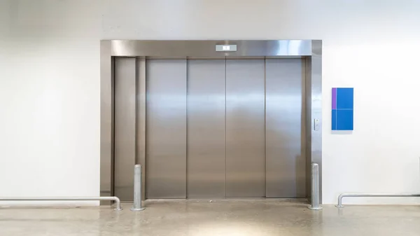 不锈钢电梯在家具店运送货物 电梯宽敞而现代 它非常适合运输大件物品 如家具 家用电器和许多人 — 图库照片