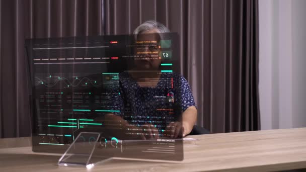 Senior Affärskvinna Använder Stationär Dator Med Transparent Bildskärm Kontoret Hennes — Stockvideo
