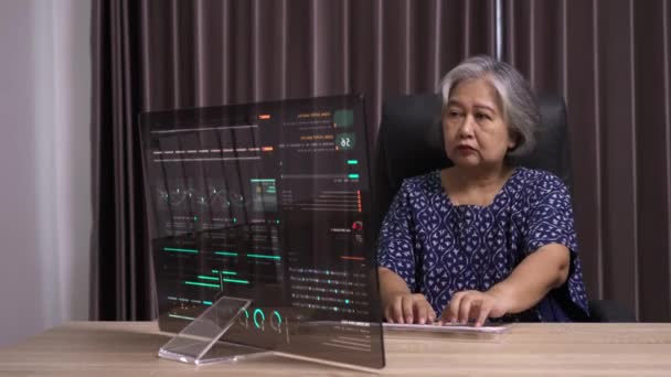 Üst Düzey Kadını Ofiste Şeffaf Monitörlü Masaüstü Bilgisayar Kullanıyor Çalışmalarına — Stok video