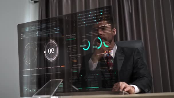 Podnikatel Analyzuje Data Futuristickém Počítači Transparentním Displejem Zařízení Zobrazuje Grafické — Stock video