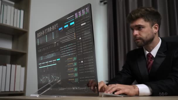Empresário Analisa Dados Computador Futurista Com Display Transparente Dispositivo Mostra — Vídeo de Stock