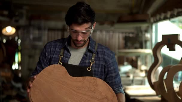 Ένας Επιδέξιος Luthier Εργάζεται Σκληρά Τρίβοντας Σώμα Μιας Ακουστικής Κιθάρας — Αρχείο Βίντεο