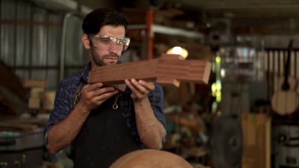 Sebuah Luthier Terampil Sulit Tempat Kerja Menyerahkan Tubuh Gitar Akustik — Stok Video