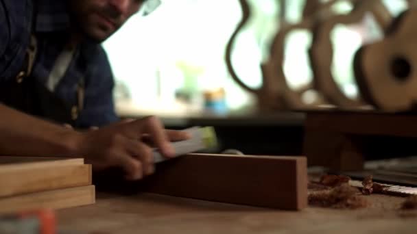Műhelyében Egy Képzett Luthier Keményen Dolgozik Egy Akusztikus Gitár Testének — Stock videók