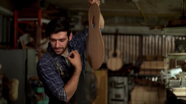 Ein Gelernter Geigenbauer Ist Seiner Werkstatt Damit Beschäftigt Den Korpus — Stockvideo