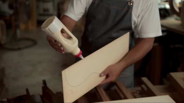 Luthier Habilidoso Está Trabalhando Duro Lixando Corpo Uma Guitarra Acústica — Vídeo de Stock