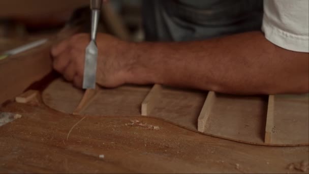 Luthier Experto Duro Trabajo Lijar Cuerpo Una Guitarra Acústica Taller — Vídeo de stock