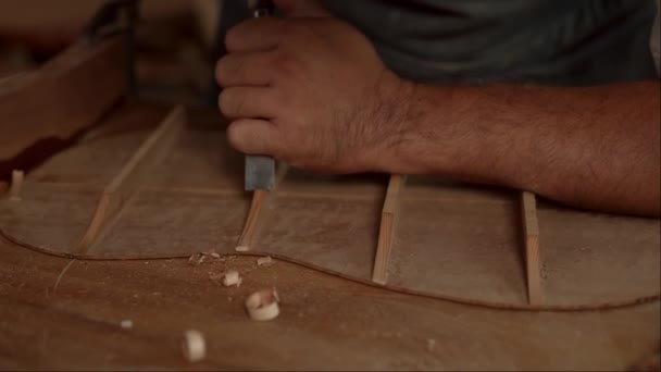 Yetenekli Bir Luthier Atölyesinde Bir Akustik Gitarın Vücudunu Zımparalamak Için — Stok video