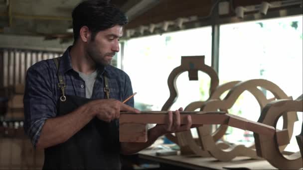 Zkušený Luthier Tvrdě Pracuje Broušení Těla Akustické Kytary Své Dílně — Stock video