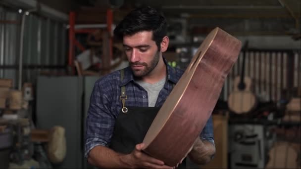 Luthier Habilidoso Está Trabalhando Duro Lixando Corpo Uma Guitarra Acústica — Vídeo de Stock