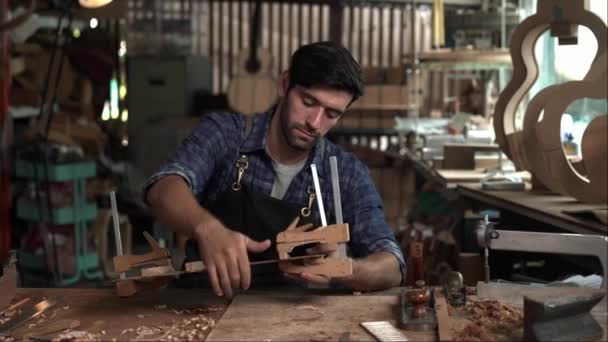 Luthier Habile Travaille Dur Pour Poncer Corps Une Guitare Acoustique — Video