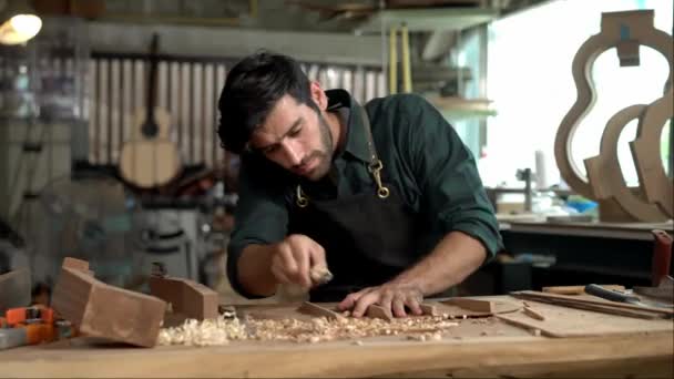 Ein Gelernter Geigenbauer Ist Seiner Werkstatt Damit Beschäftigt Den Korpus — Stockvideo
