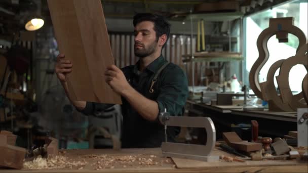 Sebuah Luthier Terampil Sulit Tempat Kerja Menyerahkan Tubuh Gitar Akustik — Stok Video
