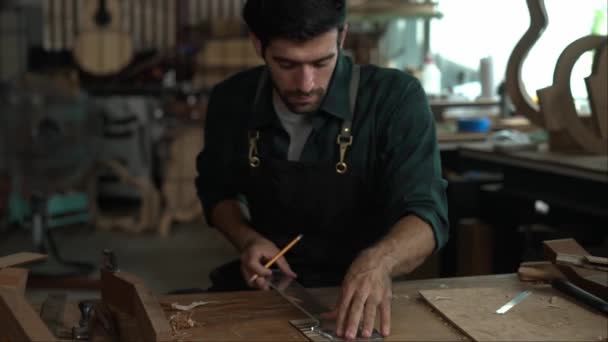 Luthier Priceput Este Greu Lucrat Șlefuind Corpul Unei Chitare Acustice — Videoclip de stoc